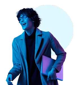 Homem sorrindo com notebook